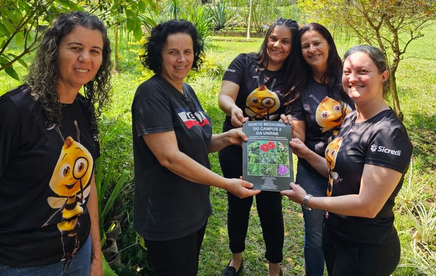 Horto Medicinal Unipar doa mudas para Cemei de Cafezal do Sul.