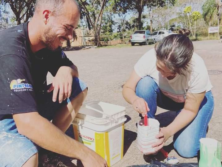 Curso de Arquitetura e Urbanismo revitaliza fachada de escola municipal.