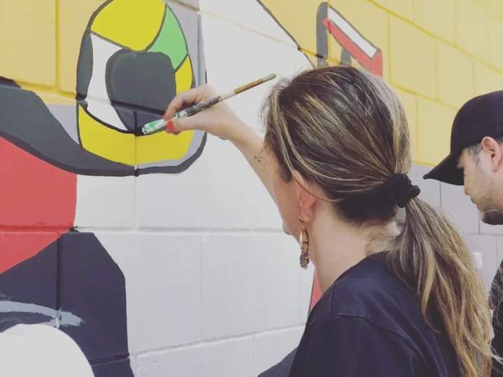 Curso de Arquitetura e Urbanismo revitaliza fachada de escola municipal.