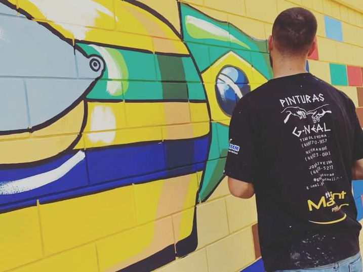 Curso de Arquitetura e Urbanismo revitaliza fachada de escola municipal.