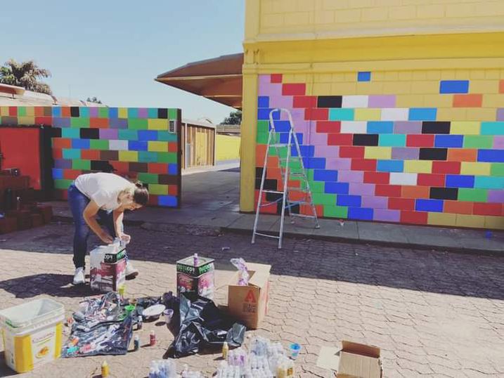 Curso de Arquitetura e Urbanismo revitaliza fachada de escola municipal.