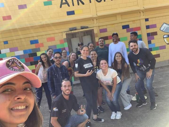 Curso de Arquitetura e Urbanismo revitaliza fachada de escola municipal.