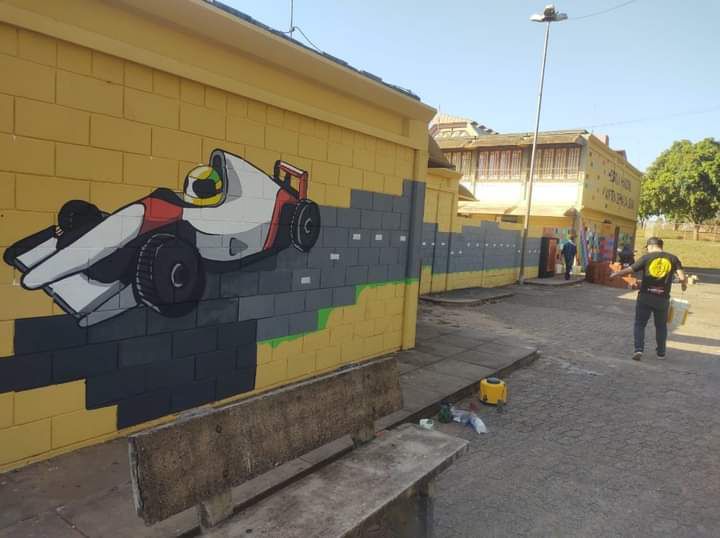 Curso de Arquitetura e Urbanismo revitaliza fachada de escola municipal.