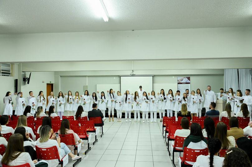 Unipar realiza a 1ª Cerimônia do Jaleco do curso de Enfermagem.
