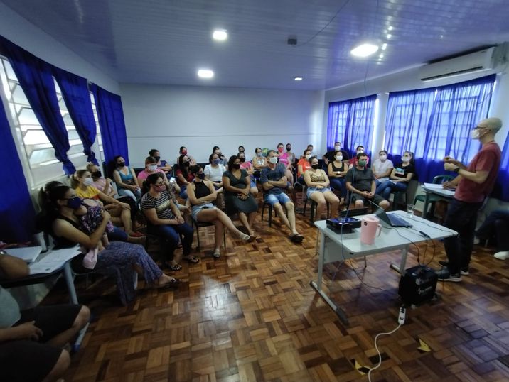 Nutricionista da Unipar orienta alunos de  escola pública sobre alimentação saudável.