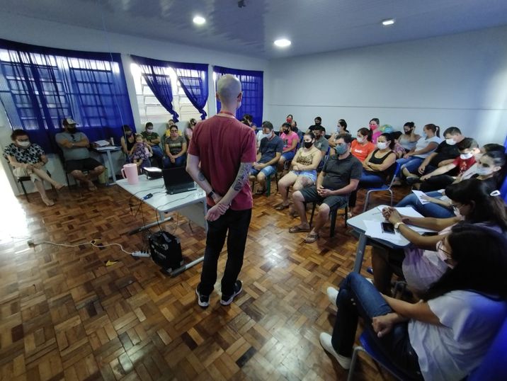 Nutricionista da Unipar orienta alunos de  escola pública sobre alimentação saudável.