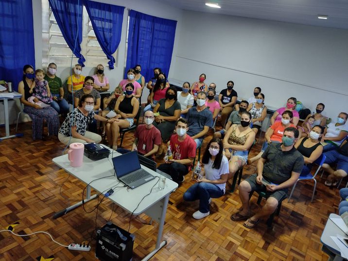 Nutricionista da Unipar orienta alunos de  escola pública sobre alimentação saudável.