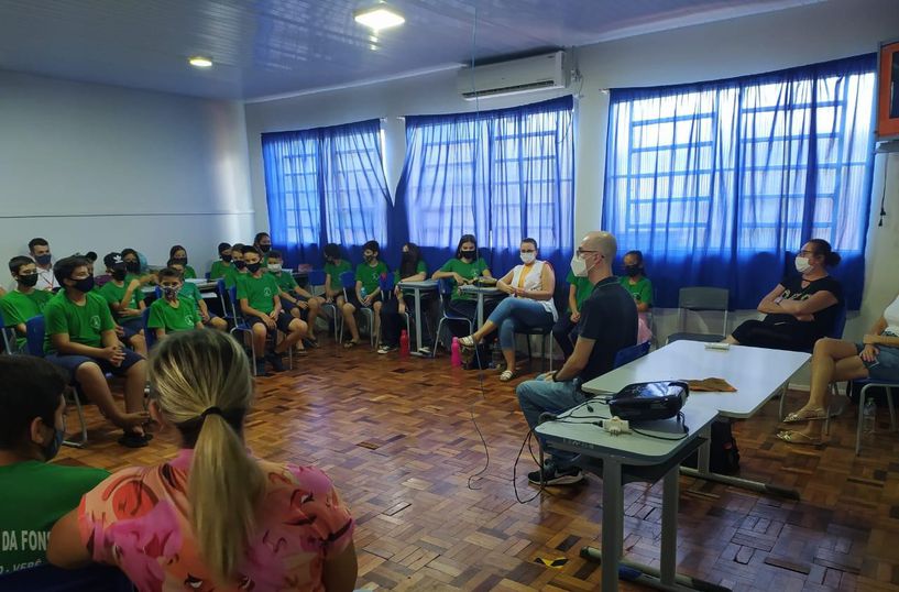 Nutricionista da Unipar orienta alunos de  escola pública sobre alimentação saudável.