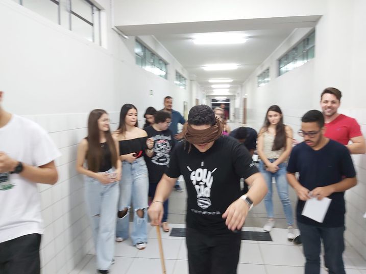 Alunos de Arquitetura e Urbanismo avaliam acessibilidade dentro do campus.