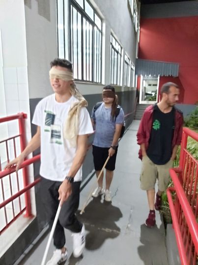 Alunos de Arquitetura e Urbanismo avaliam acessibilidade dentro do campus.