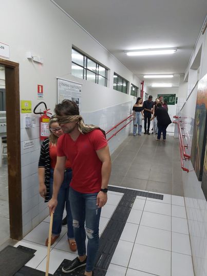 Alunos de Arquitetura e Urbanismo avaliam acessibilidade dentro do campus.