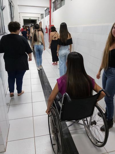 Alunos de Arquitetura e Urbanismo avaliam acessibilidade dentro do campus.