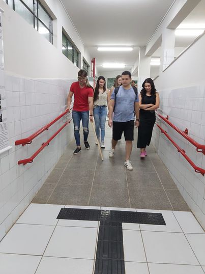 Alunos de Arquitetura e Urbanismo avaliam acessibilidade dentro do campus.