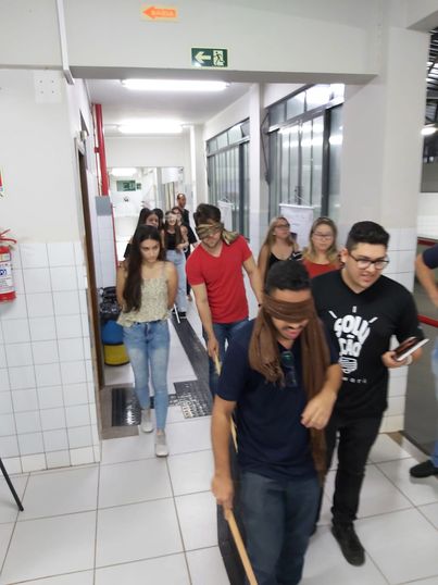 Alunos de Arquitetura e Urbanismo avaliam acessibilidade dentro do campus.