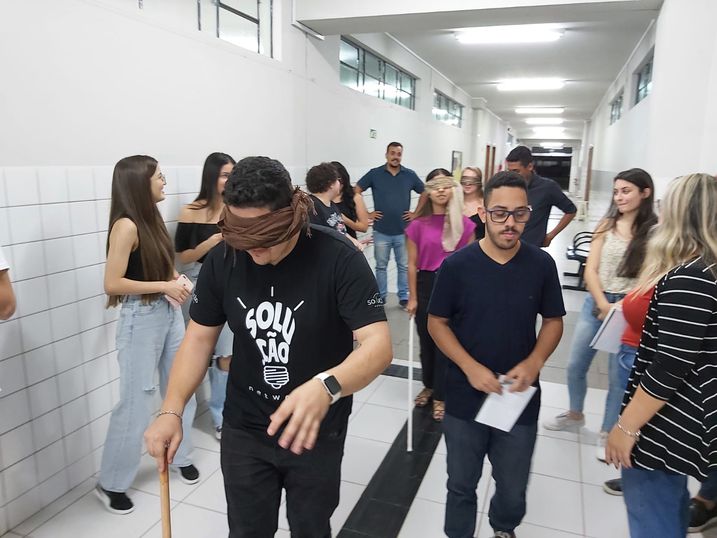 Alunos de Arquitetura e Urbanismo avaliam acessibilidade dentro do campus.