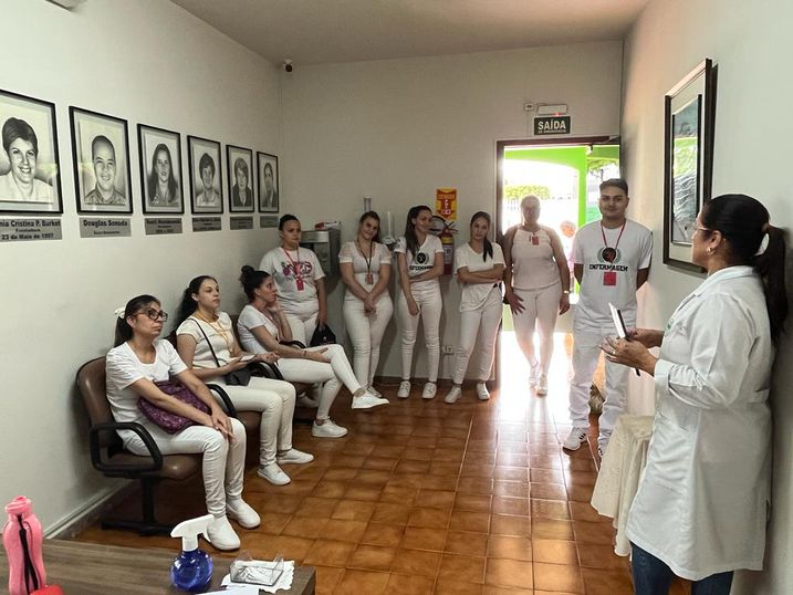 Acadêmicos de Enfermagem visitam a Associação e Portadores de Doenças Especiais (APDE).