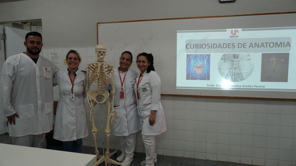 Unipar recebe estudantes dos Colégios Objetivo e Flauzina Dias Viegas.