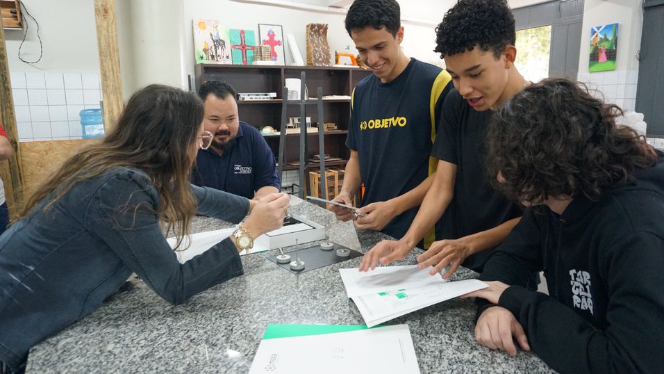 Unipar recebe estudantes dos Colégios Objetivo e Flauzina Dias Viegas.