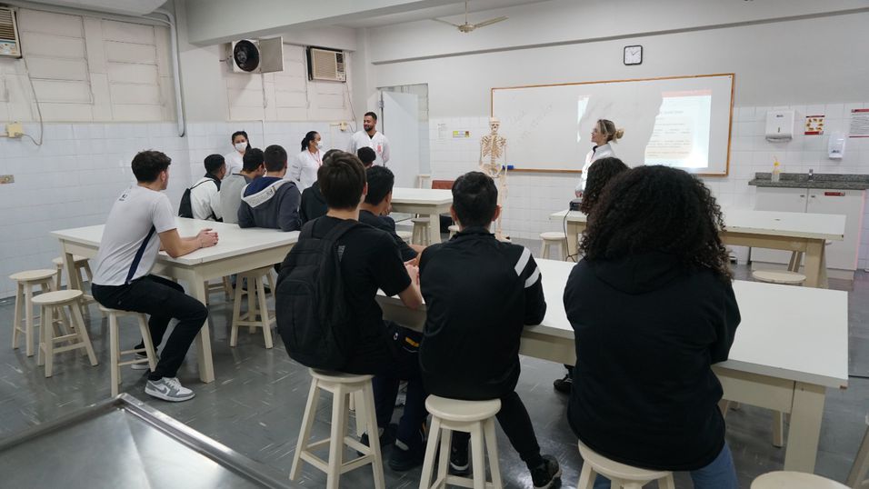 Unipar recebe estudantes dos Colégios Objetivo e Flauzina Dias Viegas.