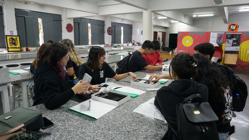 Unipar recebe estudantes dos Colégios Objetivo e Flauzina Dias Viegas.