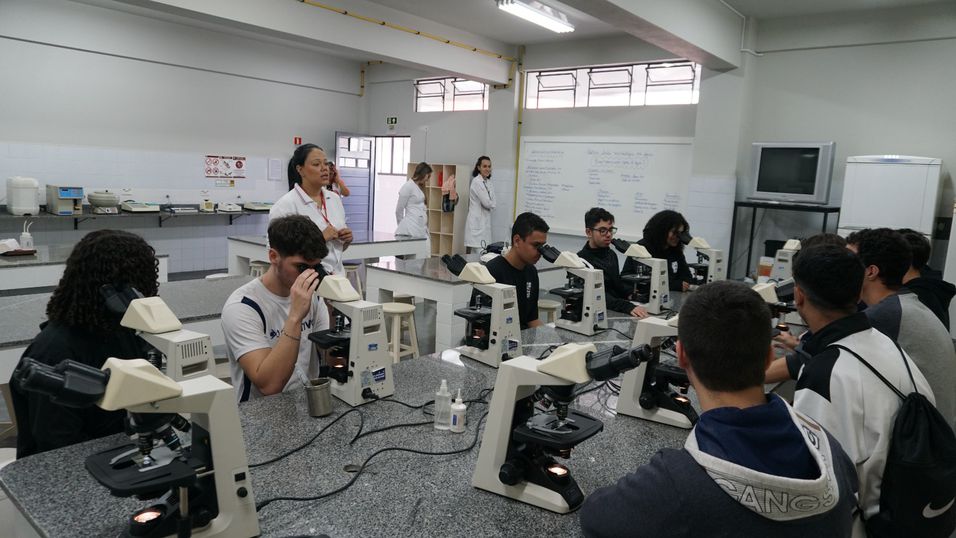 Unipar recebe estudantes dos Colégios Objetivo e Flauzina Dias Viegas.