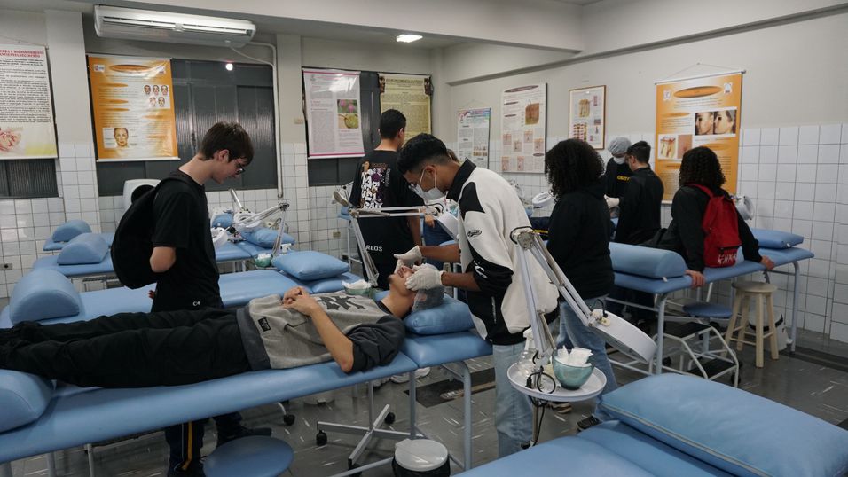 Unipar recebe estudantes dos Colégios Objetivo e Flauzina Dias Viegas.