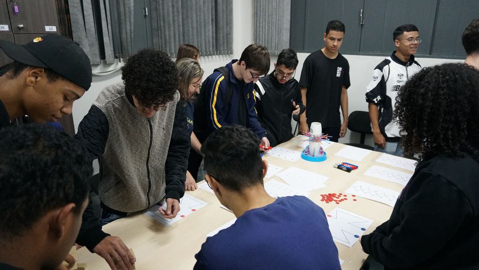 Unipar recebe estudantes dos Colégios Objetivo e Flauzina Dias Viegas.