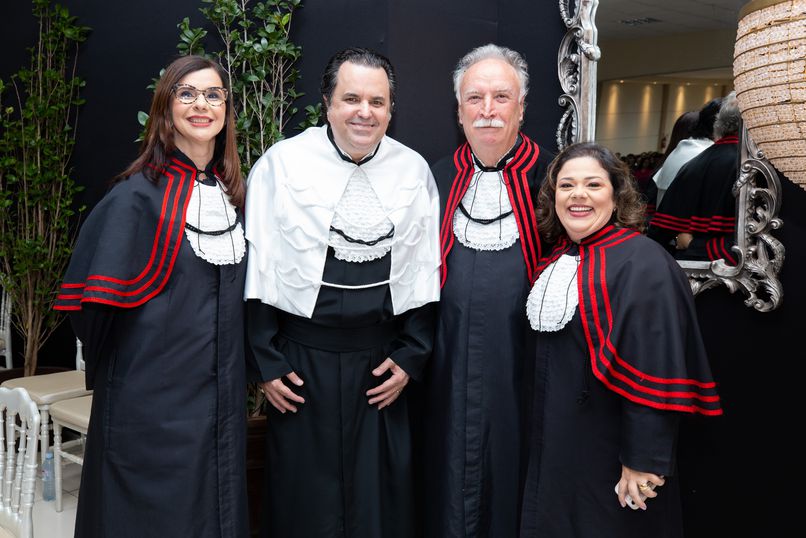 Unipar EAD diploma 330 formandos como bacharéis, licenciados e tecnólogos.