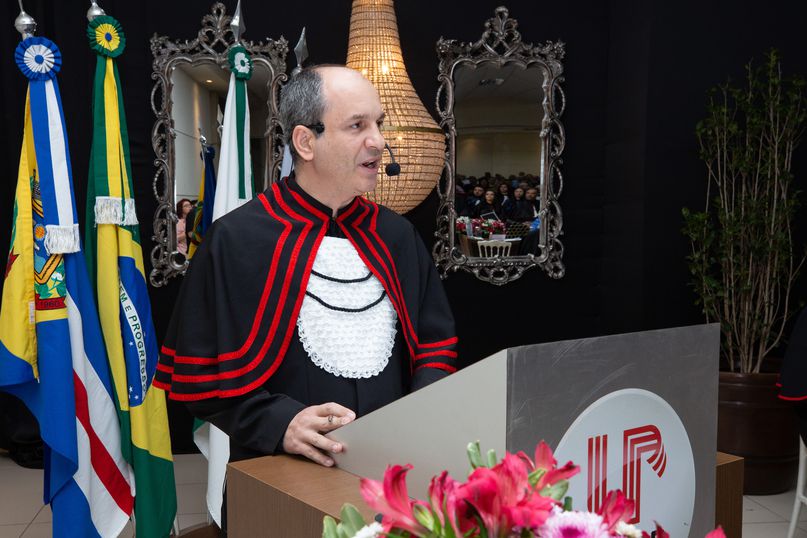 Unipar EAD diploma 330 formandos como bacharéis, licenciados e tecnólogos.