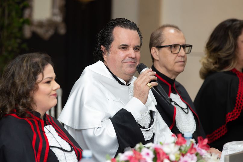 Unipar EAD diploma 330 formandos como bacharéis, licenciados e tecnólogos.