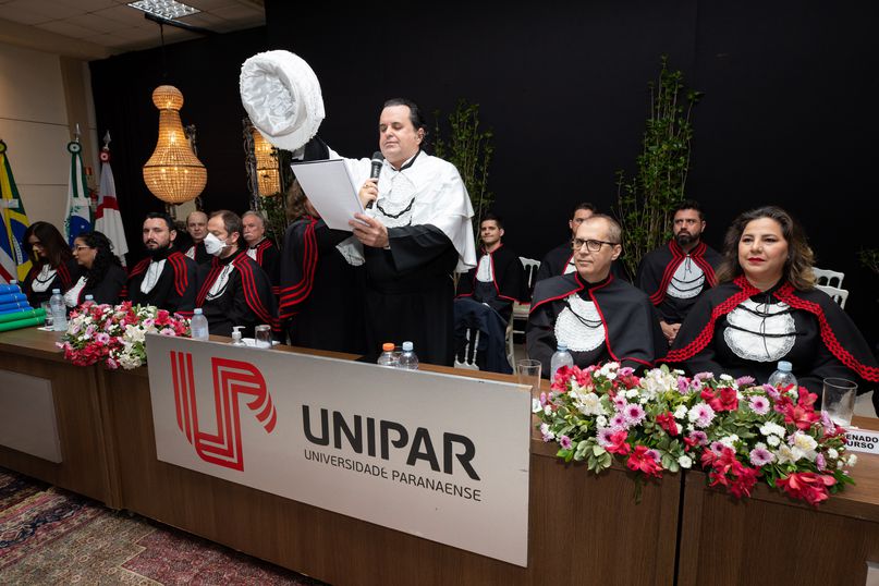 Unipar EAD diploma 330 formandos como bacharéis, licenciados e tecnólogos.