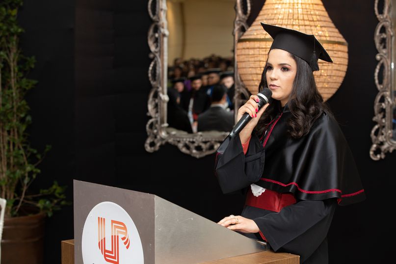 Unipar EAD diploma 330 formandos como bacharéis, licenciados e tecnólogos.