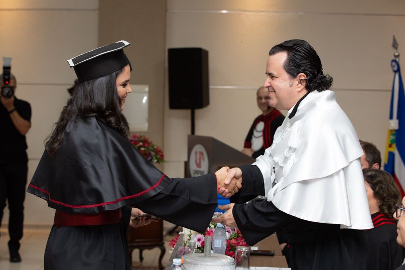 Unipar EAD diploma 330 formandos como bacharéis, licenciados e tecnólogos.