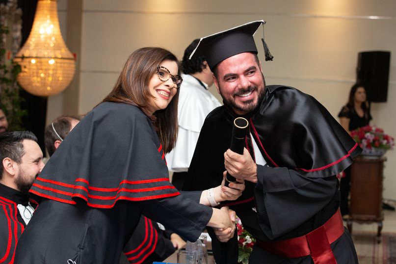 Unipar EAD diploma 330 formandos como bacharéis, licenciados e tecnólogos.