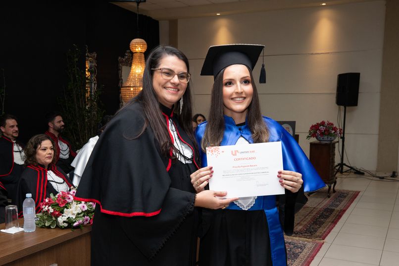 Unipar EAD diploma 330 formandos como bacharéis, licenciados e tecnólogos.