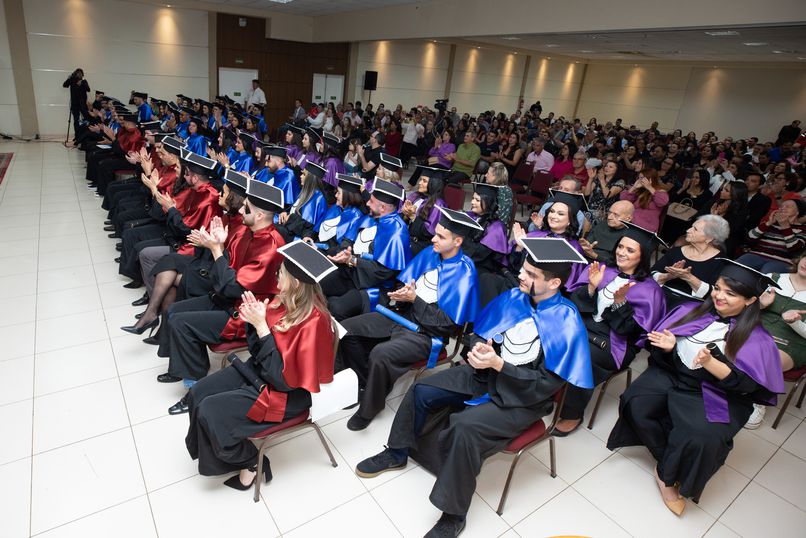 Unipar EAD diploma 330 formandos como bacharéis, licenciados e tecnólogos.