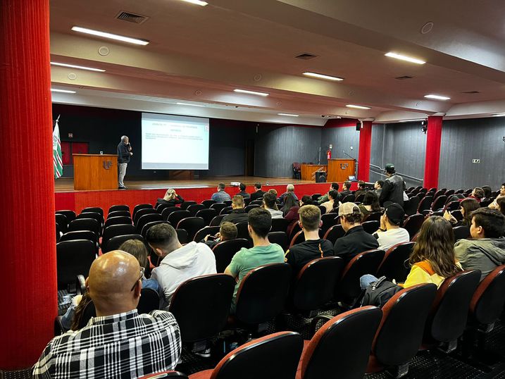 Cursos de Arquitetura e Engenharia Civil recebem Roberto José Falcão Bauer.