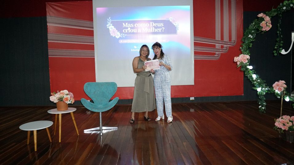 Paula Fusisaki homenageada.
