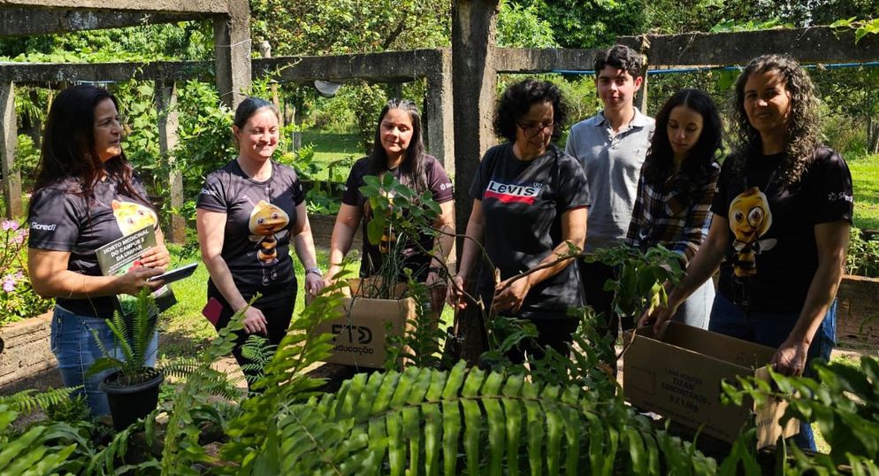 Horto Medicinal Unipar doa mudas para Cemei de Cafezal do Sul.
