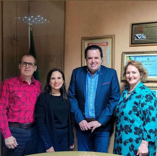 Com o reitor, Dr. Carlos Garcia, professor Prandi (pró-magíster) e professora Marina.