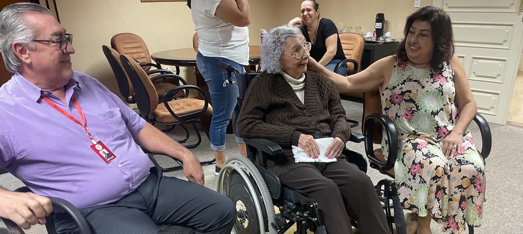 Diretor geral recebe a professora Odete Oliveira