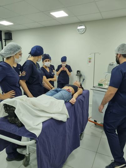 Curso de Medicina promove aula prática para atendimento inicial ao paciente politraumatizado.