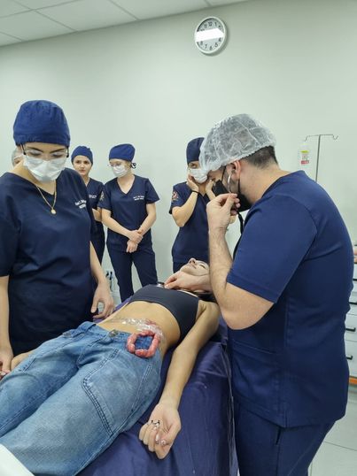 Curso de Medicina promove aula prática para atendimento inicial ao paciente politraumatizado.
