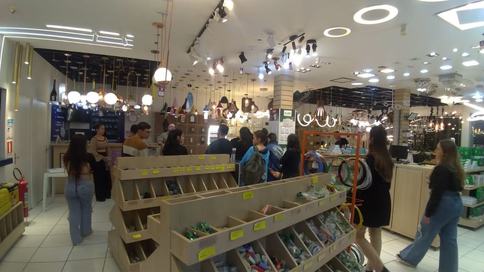 Acadêmicos realizam visita técnica à loja de materiais elétricos.