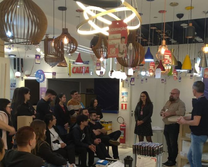 Acadêmicos realizam visita técnica à loja de materiais elétricos.