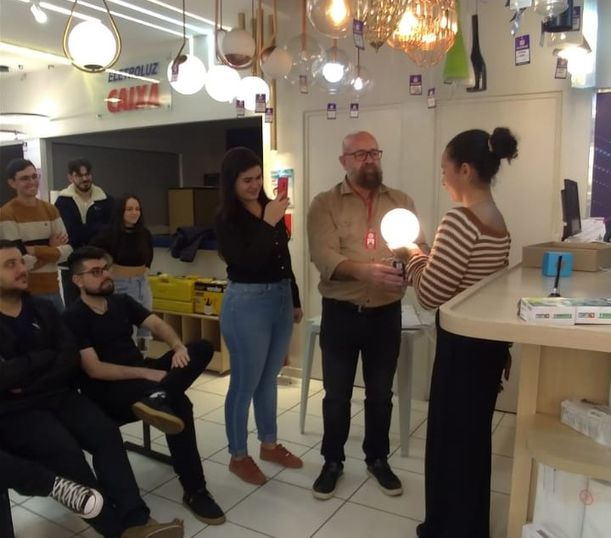 Acadêmicos realizam visita técnica à loja de materiais elétricos.