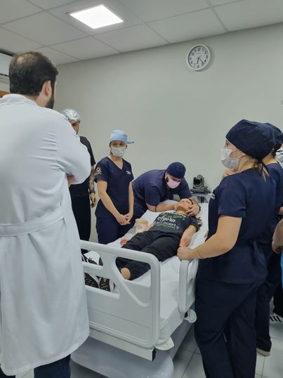 Curso de Medicina promove aula prática para atendimento inicial ao paciente politraumatizado.