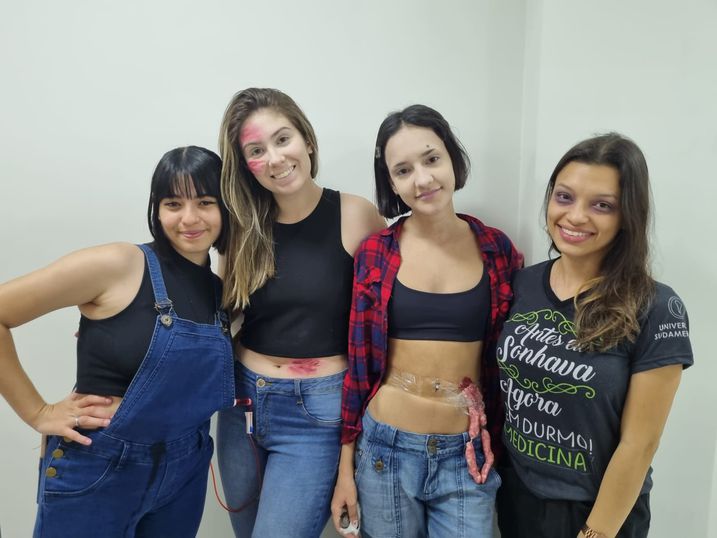 Curso de Medicina promove aula prática para atendimento inicial ao paciente politraumatizado.