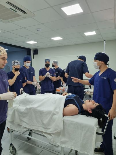 Curso de Medicina promove aula prática para atendimento inicial ao paciente politraumatizado.