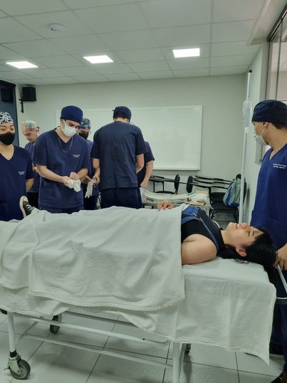 Curso de Medicina promove aula prática para atendimento inicial ao paciente politraumatizado.